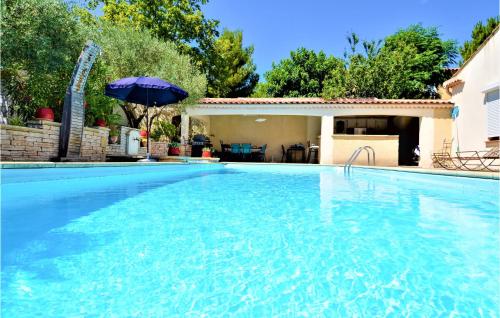 Awesome home in St-Saturnin-les-Avigno with WiFi and Outdoor swimming pool : Maisons de vacances proche de Saint-Saturnin-lès-Avignon