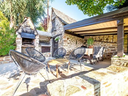 Plush holiday home in Altillac with a private swimming pool : Maisons de vacances proche de Reygade