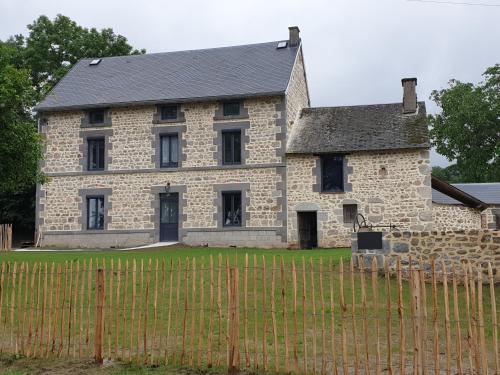 Gîte Lepetit Sabotier grande capacité Puy de Dôme : Maisons de vacances proche de Landogne