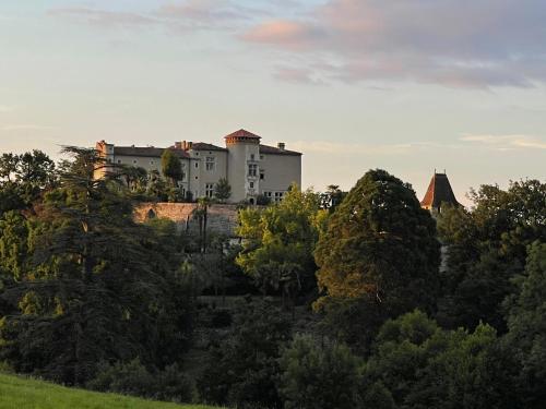 Château de Prat : B&B / Chambres d'hotes proche de Barjac