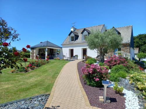 Nice holiday home in Epiniac with garden : Maisons de vacances proche de Broualan