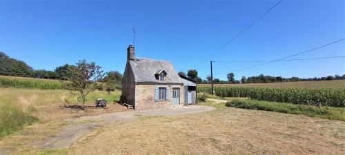 Remote and secluded house with compost toilet : Chalets proche de Saint-Cornier-des-Landes