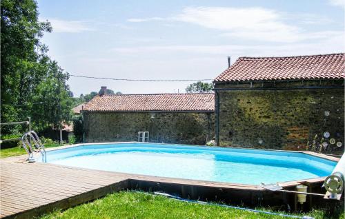 Awesome Home In Scill With 2 Bedrooms, Outdoor Swimming Pool And Heated Swimming Pool : Maisons de vacances proche de Marillet