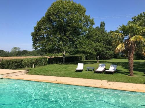 Cottage authentique avec piscine : Maisons de vacances proche d'Authon