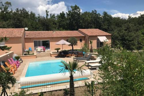 Logement attenant à une villa T2 avec terrasse . : Appartements proche de Besse-sur-Issole