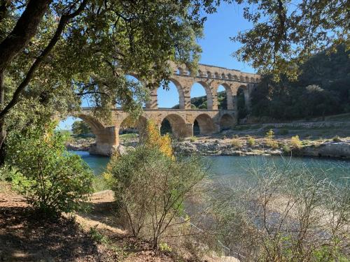 Maison de ville Pont du Gard centre historique : Maisons de vacances proche de Saint-Hilaire-d'Ozilhan