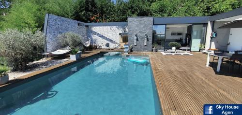 Villa avec Piscine Chauffée Spa Jacuzzi Grande terrasse sans vis à vis Sky House Agen : Appartements proche de Bajamont