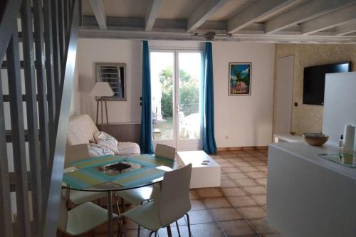 Joli studio indépendant avec jardin et piscine partagés : Appartements proche de Talmont-sur-Gironde