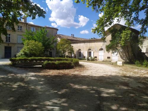 Gîte de l'orangerie du Château de la Bégude de Mazenc : Appartements proche de Cléon-d'Andran