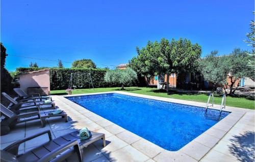 Awesome Home In Carpentras With 4 Bedrooms, Wifi And Private Swimming Pool : Maisons de vacances proche de Pernes-les-Fontaines
