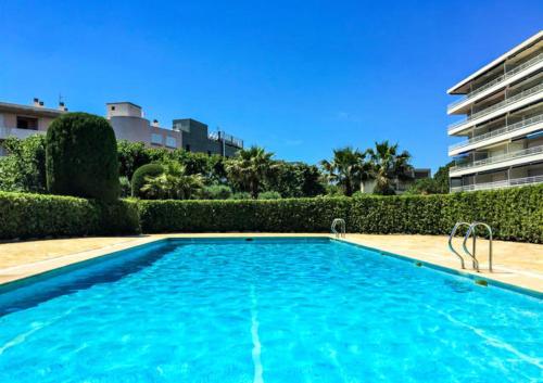 Grand appartement pour 6 pers dans une résidence de standing avec piscine à 2 pas de la plage et du centre ville : Appartements proche de Cavalaire-sur-Mer