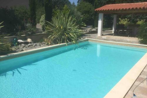 Peaceful 3 bedroom 8 person ground floor apartment with large private heated pool : Appartements proche de Roquetaillade