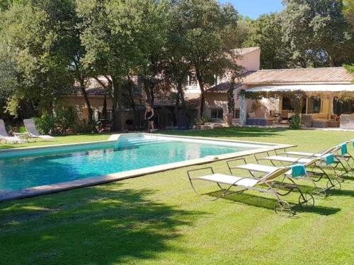 Villa de 4 chambres avec piscine privee jardin clos et wifi a Orange : Villas proche de Caderousse