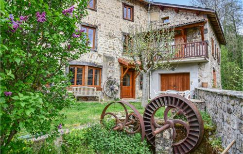 Stunning home in Grandrif with 3 Bedrooms and WiFi : Maisons de vacances proche de Marsac-en-Livradois