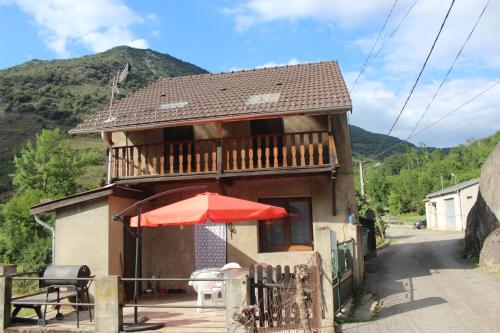 Maison de charme calme entourée de montagne : Maisons de vacances proche de Larcat