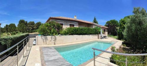 Jolie maison au calme avec piscine privée - 5 Pièces 8 personnes : Appartements proche de Carnoux-en-Provence