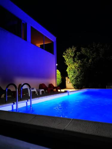 La maison des Twins avec piscine chauffée : Appartements proche de Bernis