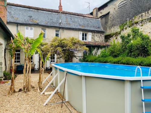 Cosy Cottage with pool in the countryside France : Maisons de vacances proche de Lussac-les-Châteaux