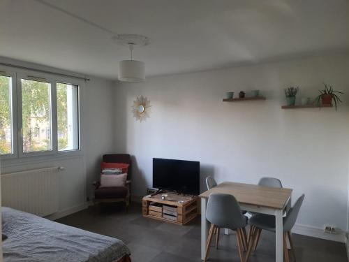 Private room in a shared apartment II : Sejours chez l'habitant proche de La Neuville-sur-Oudeuil