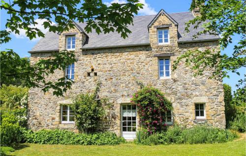 Stunning home in Monthuchon with 4 Bedrooms and WiFi : Maisons de vacances proche de Saint-Sauveur-Lendelin