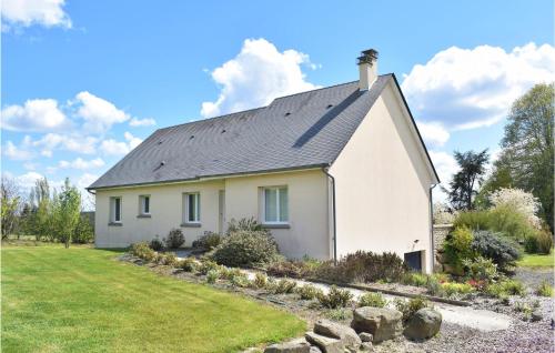 Nice home in Montchamp with 4 Bedrooms and WiFi : Maisons de vacances proche de Guilberville