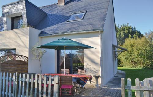 Amazing home in Plomeur with 2 Bedrooms, WiFi and Outdoor swimming pool : Maisons de vacances proche de Plonéour-Lanvern