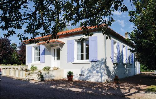 Three-Bedroom Holiday Home in Bassillac : Maisons de vacances proche d'Eyliac