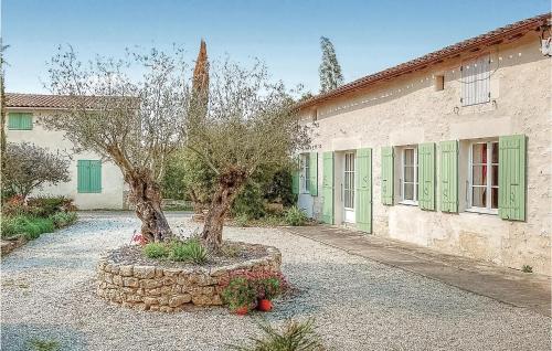 Awesome Home In Rioux With 3 Bedrooms, Private Swimming Pool And Outdoor Swimming Pool : Maisons de vacances proche de Villars-en-Pons