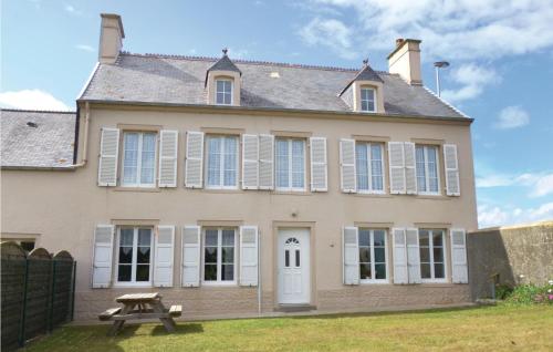 Beautiful home in Saint-Marcouf with 4 Bedrooms and WiFi : Maisons de vacances proche de Saint-Marcouf