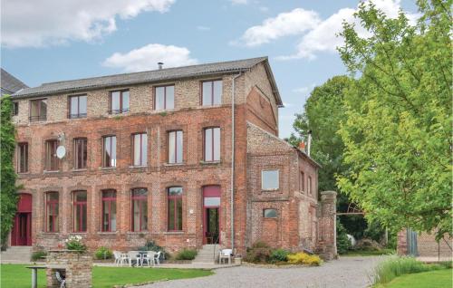 Beautiful home in Quiestede with 5 Bedrooms, WiFi and Outdoor swimming pool : Maisons de vacances proche de Ham-en-Artois