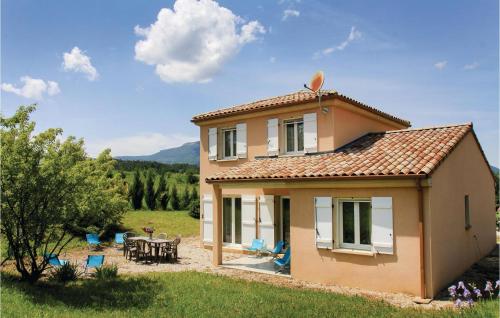 Stunning home in Saint Roman with 4 Bedrooms and WiFi : Maisons de vacances proche de Beaumont-en-Diois