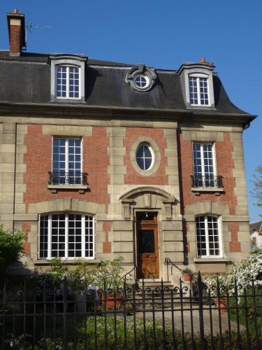L'Hôtel Particulier - Paris Asnières : Maisons d'hotes proche de Bois-Colombes
