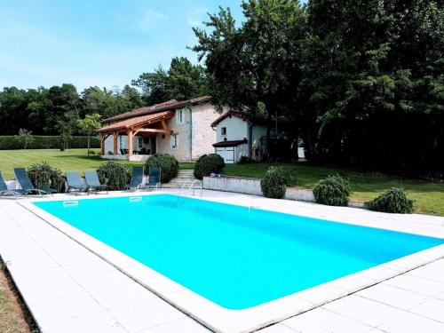 Beautiful holiday home in Verteillac with pool : Maisons de vacances proche de Brie-sous-Chalais