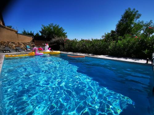 Magnifique gite en pierres 6 personnes avec piscine privee Ardeche plein sud : Maisons de vacances proche de Lablachère