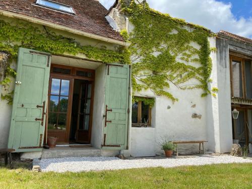 Cosy Farmhouse in Lussac les glises with Swimming Pool : Maisons de vacances proche de La Châtre-Langlin