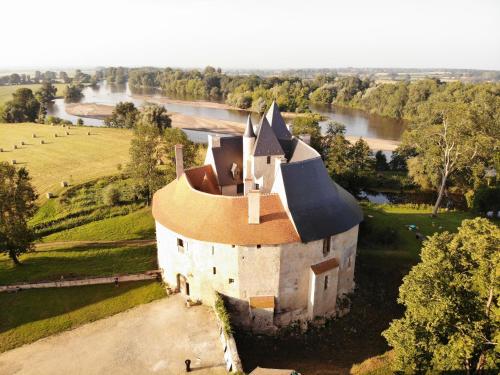 Un château en Bourgogne : Maisons de vacances proche de Germigny-l'Exempt
