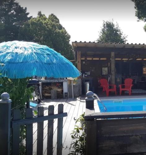 Maison d'une chambre avec piscine privee jardin clos et wifi a Montfermier : Maisons de vacances proche d'Auty
