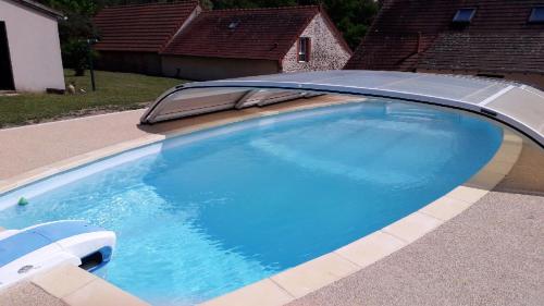 Maison d'une chambre avec piscine partagee terrasse amenagee et wifi a Estivareilles : Maisons de vacances proche de Hérisson