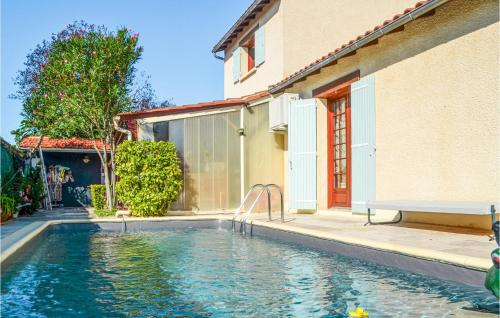 Awesome home in Bergerac with 3 Bedrooms, WiFi and Outdoor swimming pool : Maisons de vacances proche de Les Eyzies-de-Tayac-Sireuil
