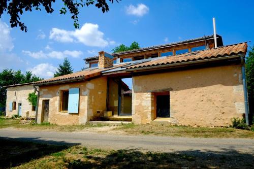 La Maison des Forges ancienne grange transformée en habitation atypique en lisière de forêt : Maisons de vacances proche de Valence