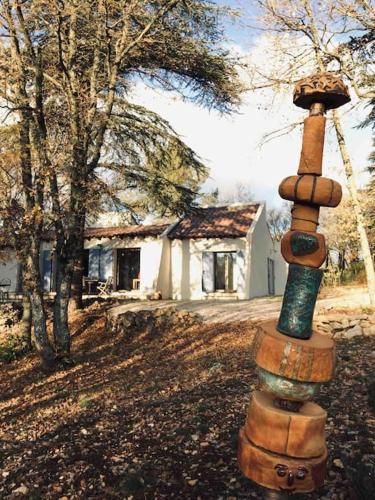 La maison de Mado et sa cabane dans les arbres : Maisons de vacances proche de Saint-Zacharie