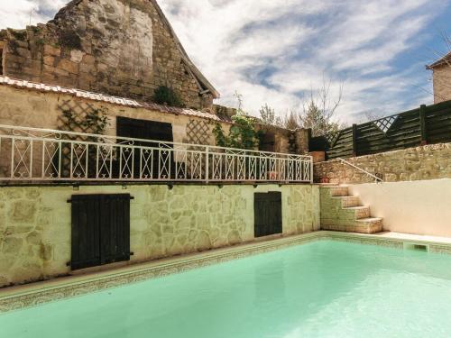Elegant Holiday Home in Coubjours with heated pool and sauna : Maisons de vacances proche de Saint-Robert