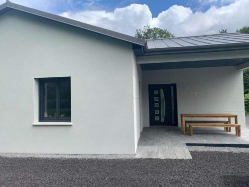 Gîte Le Chalet - Maison calme à la campagne : Maisons de vacances proche de La Lucerne-d'Outremer