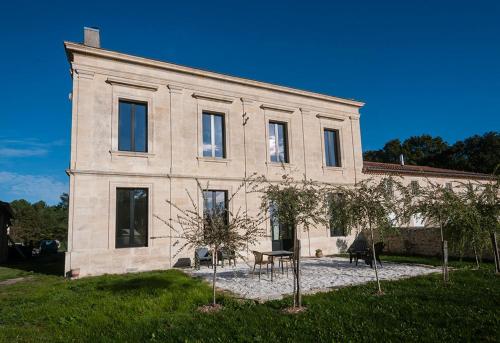 Villa Courreau (Maison de maitre du XIII eme) : Maisons de vacances proche de Vendays-Montalivet