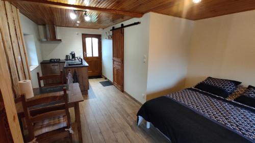 Studio chaleureux dans les monts du Forez : Maisons de vacances proche de Bard