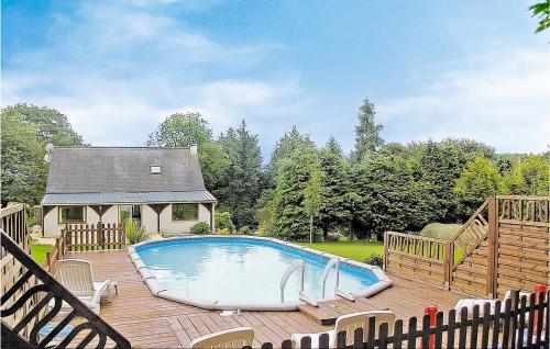 Nice Home In St Tugdual With 3 Bedrooms, Wifi And Swimming Pool : Maisons de vacances proche de Ploërdut