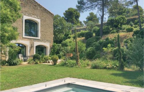 Stunning home in Azillanet with 5 Bedrooms, WiFi and Outdoor swimming pool : Maisons de vacances proche d'Azillanet