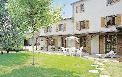 Amazing Home In Louzy With Wifi, Private Swimming Pool And Outdoor Swimming Pool : Maisons de vacances proche de Saint-Léger-de-Montbrun