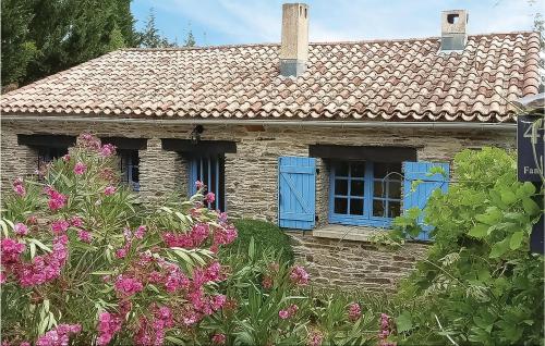 Stunning home in Lamalou les Bains with 4 Bedrooms, WiFi and Outdoor swimming pool : Maisons de vacances proche de Saint-Étienne-Estréchoux