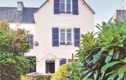 Beautiful home in Chateauneuf du Faou with 5 Bedrooms and WiFi : Maisons de vacances proche de Langolen